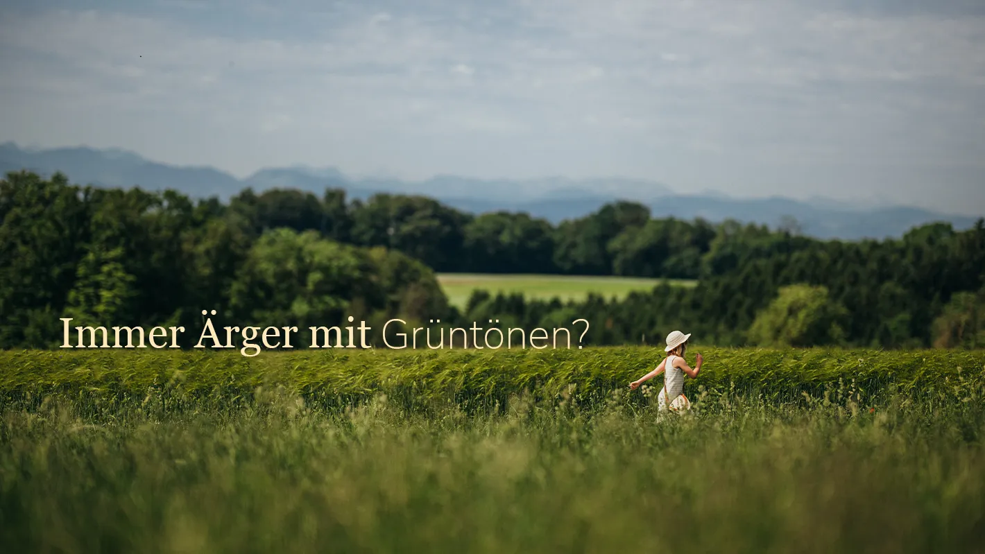 Ein Mädchen läuft über eine grüne Wiese