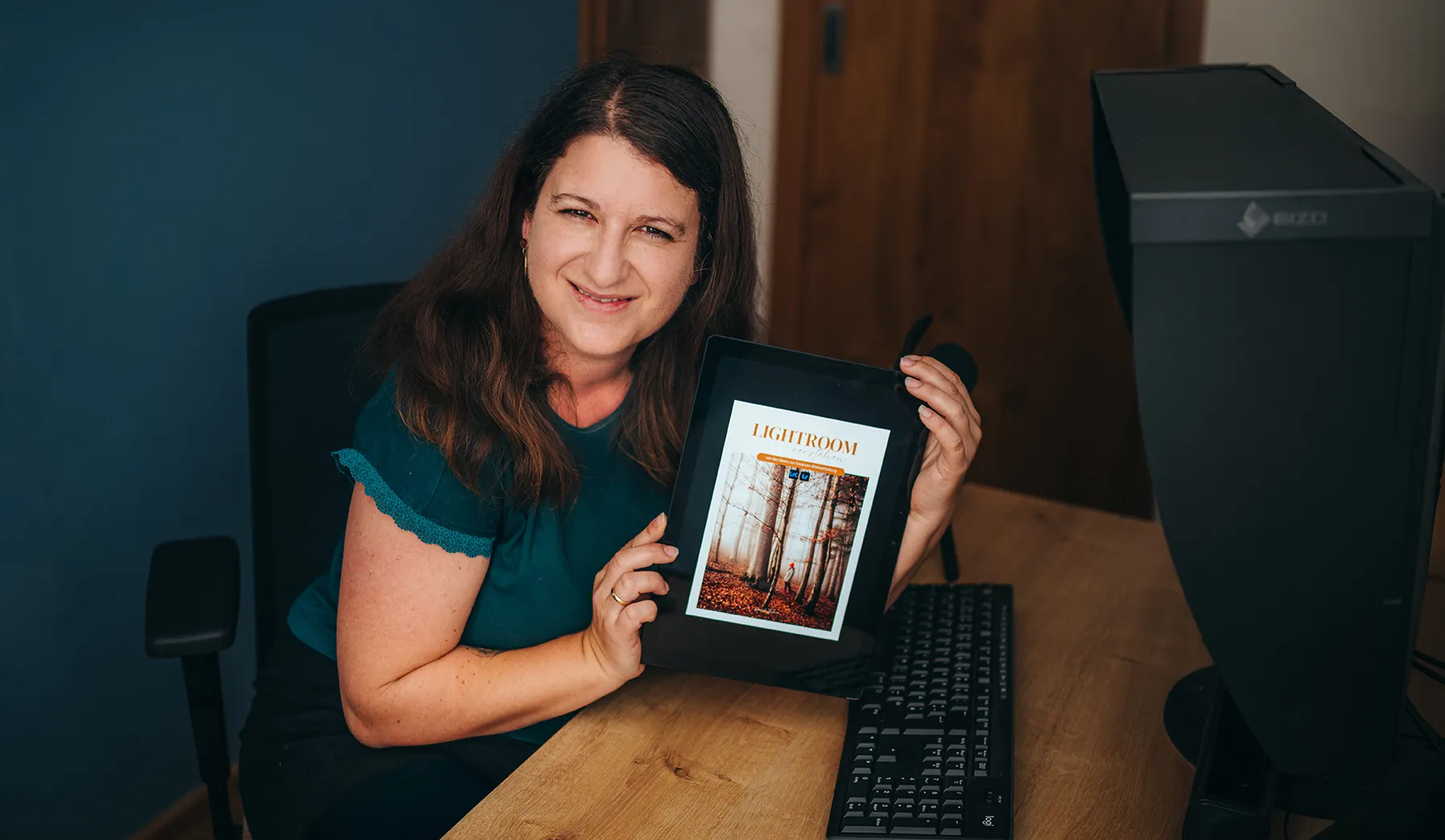 Daniela Führer zeigt den Lightroom-Kurs am Tablet