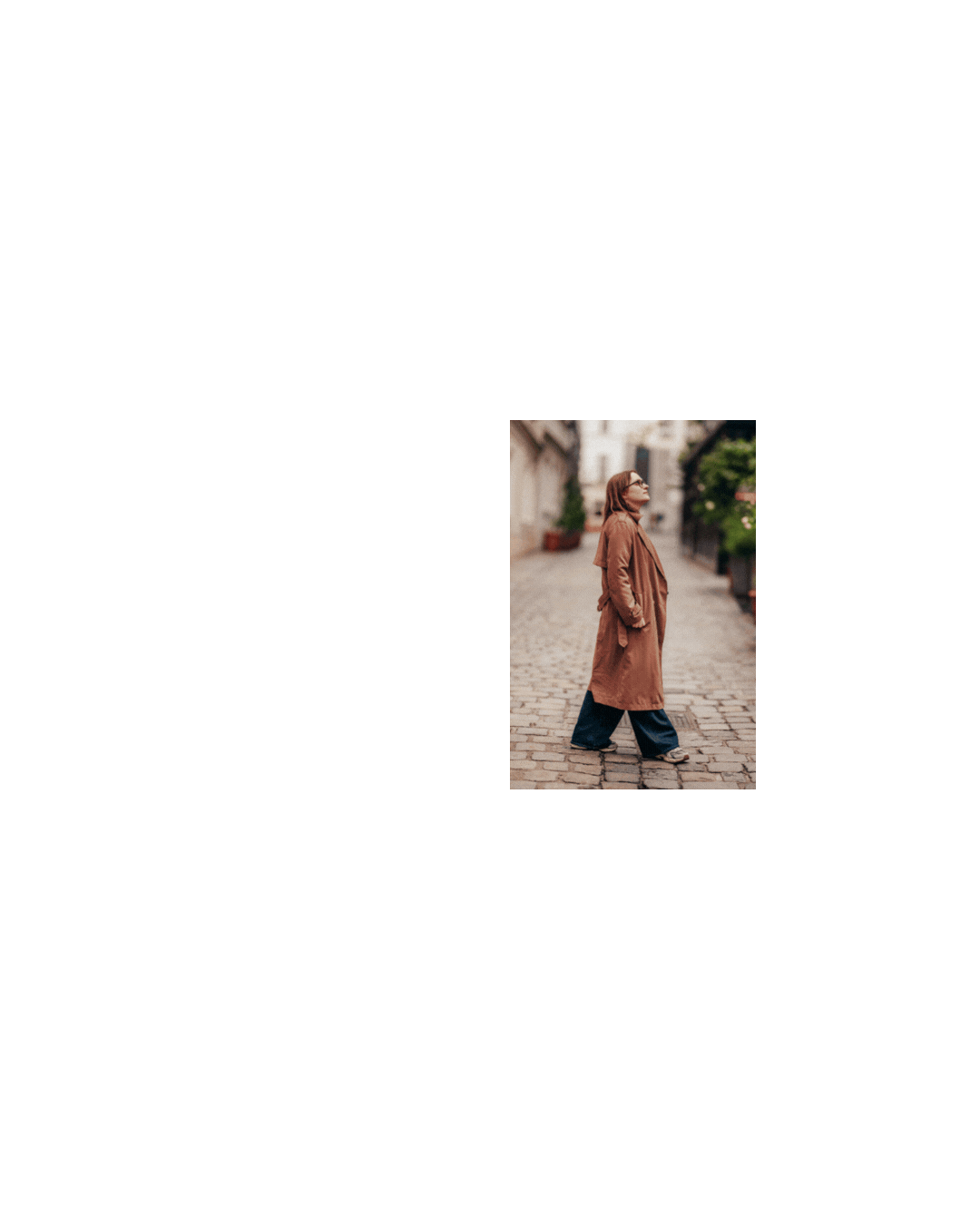 mehrere Fotos ordnen sich aneinander an und werden ein großes Ganzes, das Bild zeigt eine Frau in einer Gasse zwischen hohen Häusern