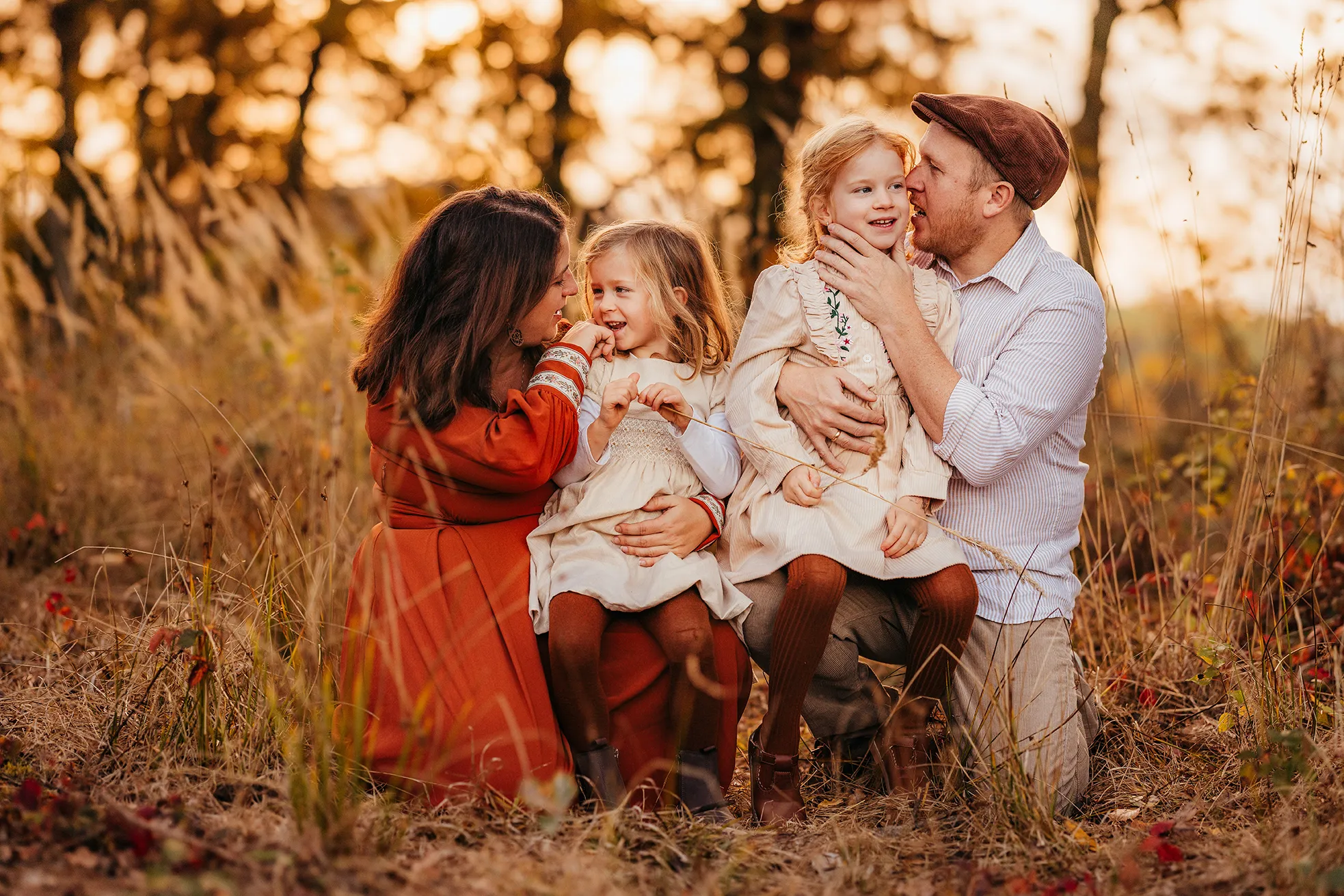 Familie mit vier Personen in einer Reihe